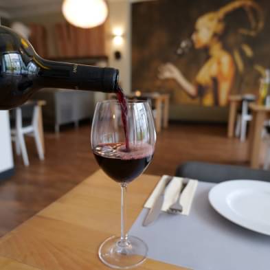 Glas Rotwein im Restaurant - Hopper Hotel