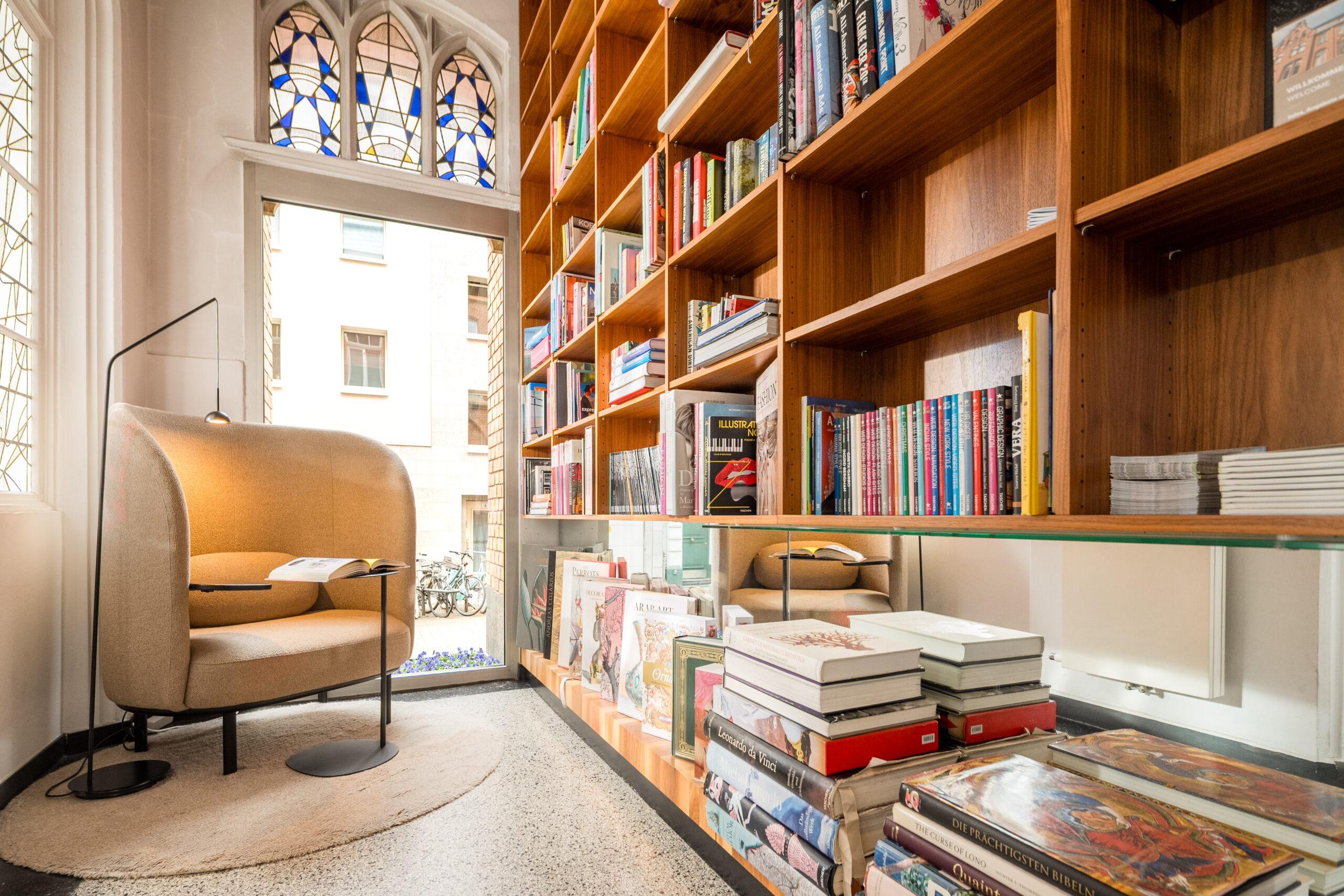 Gemütliche Leseecke mit Sessel und Bücherregal.